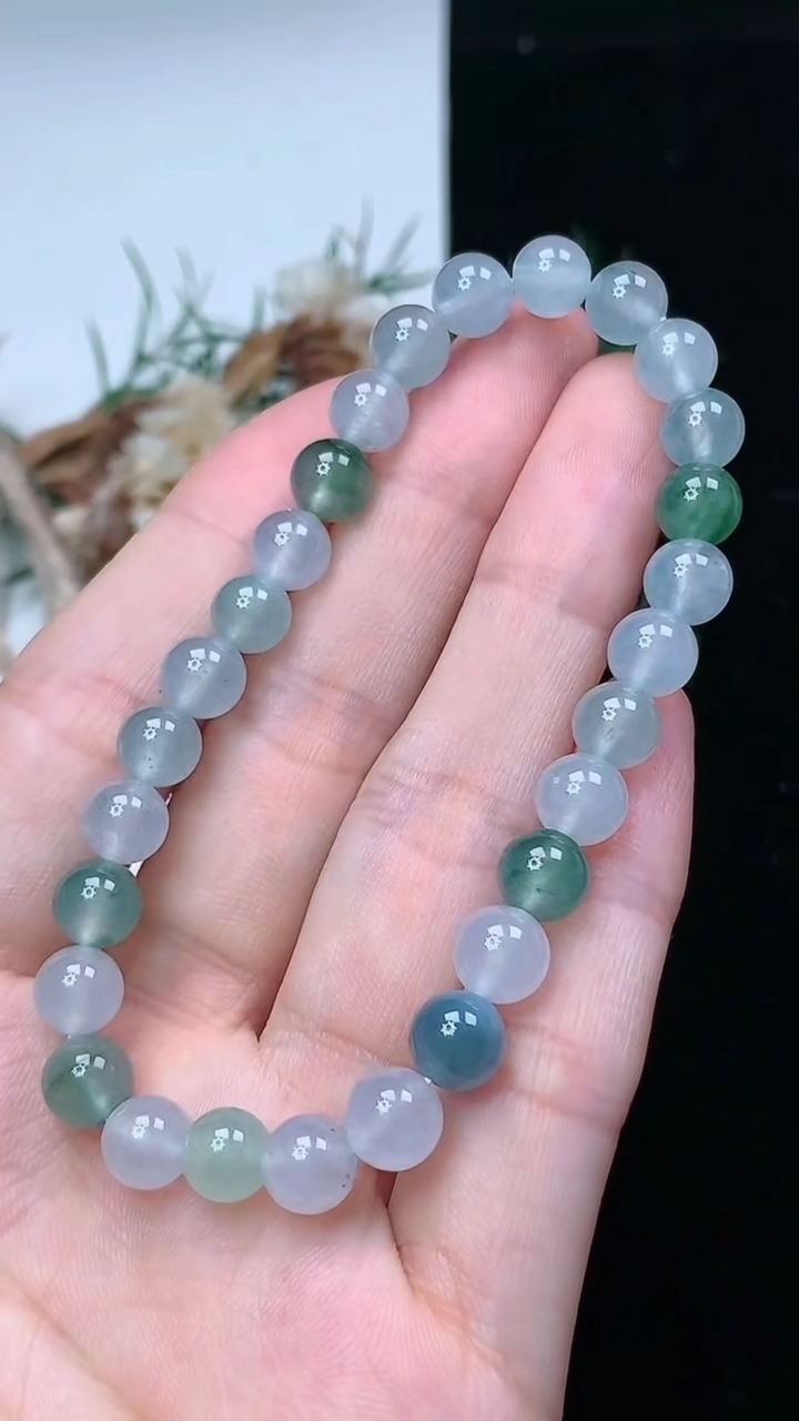 天然A货翡翠双彩圆珠手串，尺寸6.7-28颗，重量:14.89g4月15日
工厂直销收藏佳品,种好水足，色泽均匀，有种有色，上手高大气！