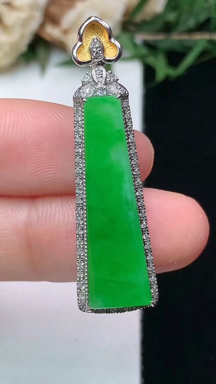 天然A货翡翠无事牌吊坠，尺寸38.7-10.6-8，裸石26-7.4，重量:4.44g
4月15日