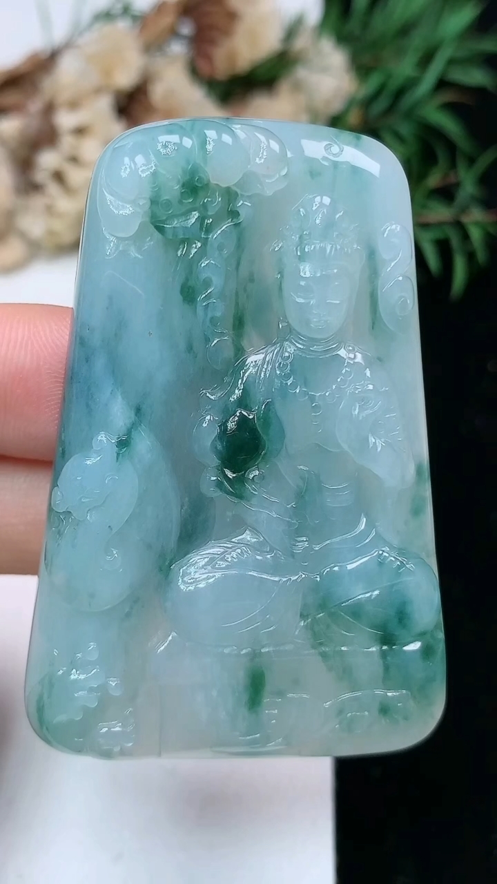 天然A货翡翠飘花大势至观音菩萨吊坠，尺寸54-36.7-7.6，重量:33.00g
4月15日