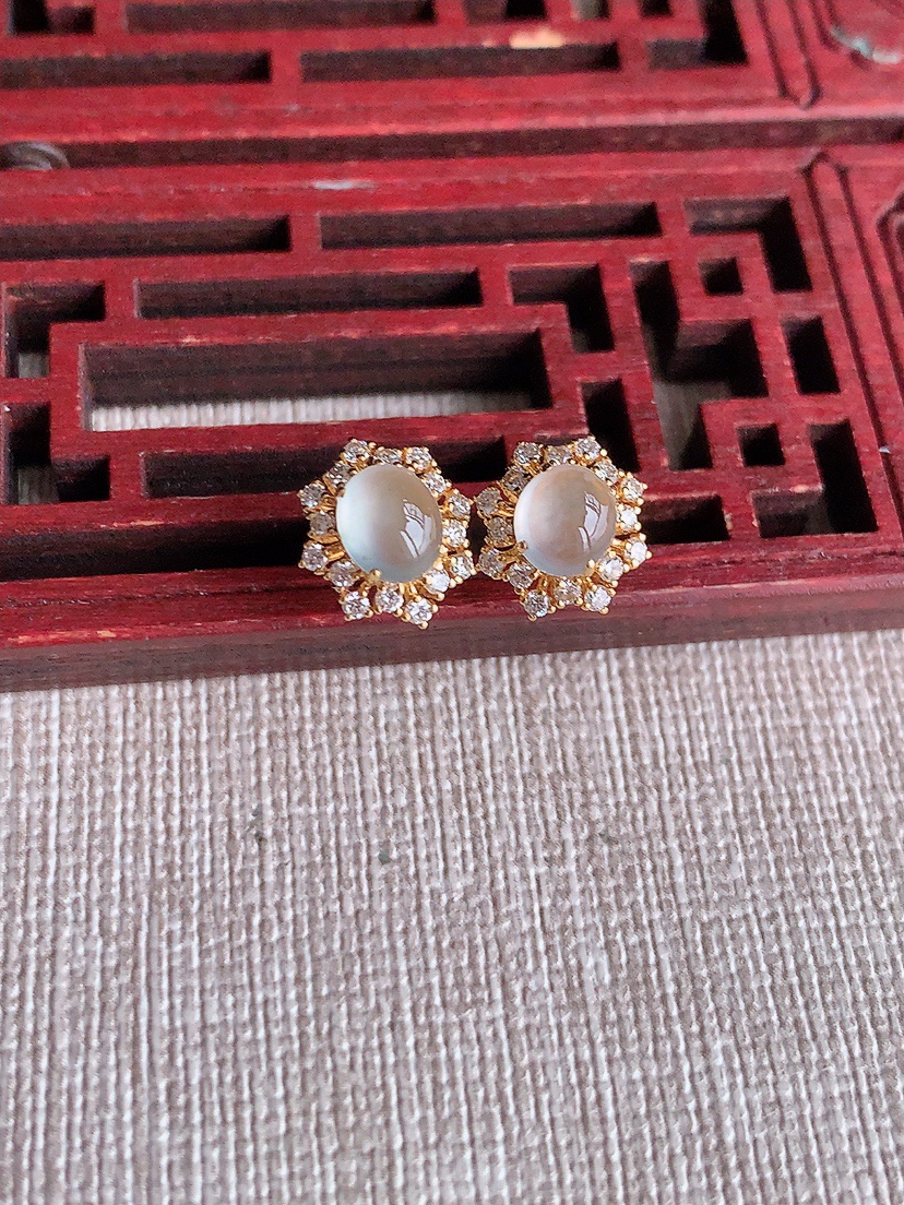 天然A货翡翠18K金伴钻镶嵌白冰白月光蛋面耳钉 
尺寸6.3-5.3mm 重量1.46g 0414