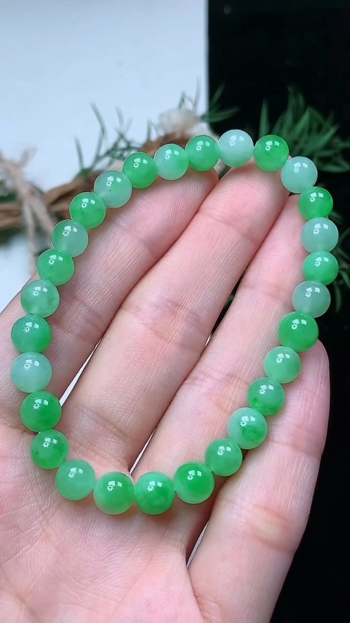 天然A货翡翠圆珠手串，尺寸6.9-28颗，重量:12.95g4月15日
工厂直销收藏佳品,种好水足，色泽均匀，有种有色，上手高大气！