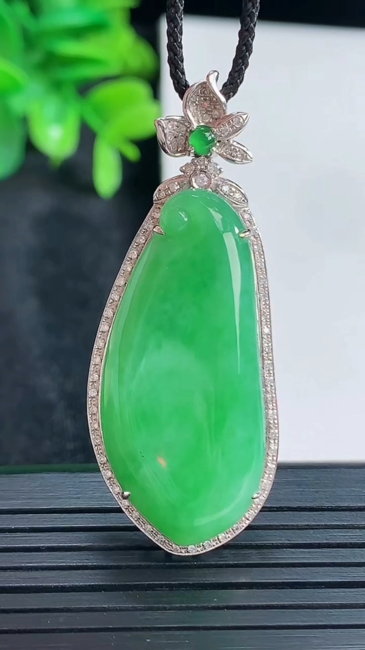 天然A货翡翠福瓜吊坠尺寸46.3-18.7-8裸石34.6-15.8重量:8.98g
4月15日