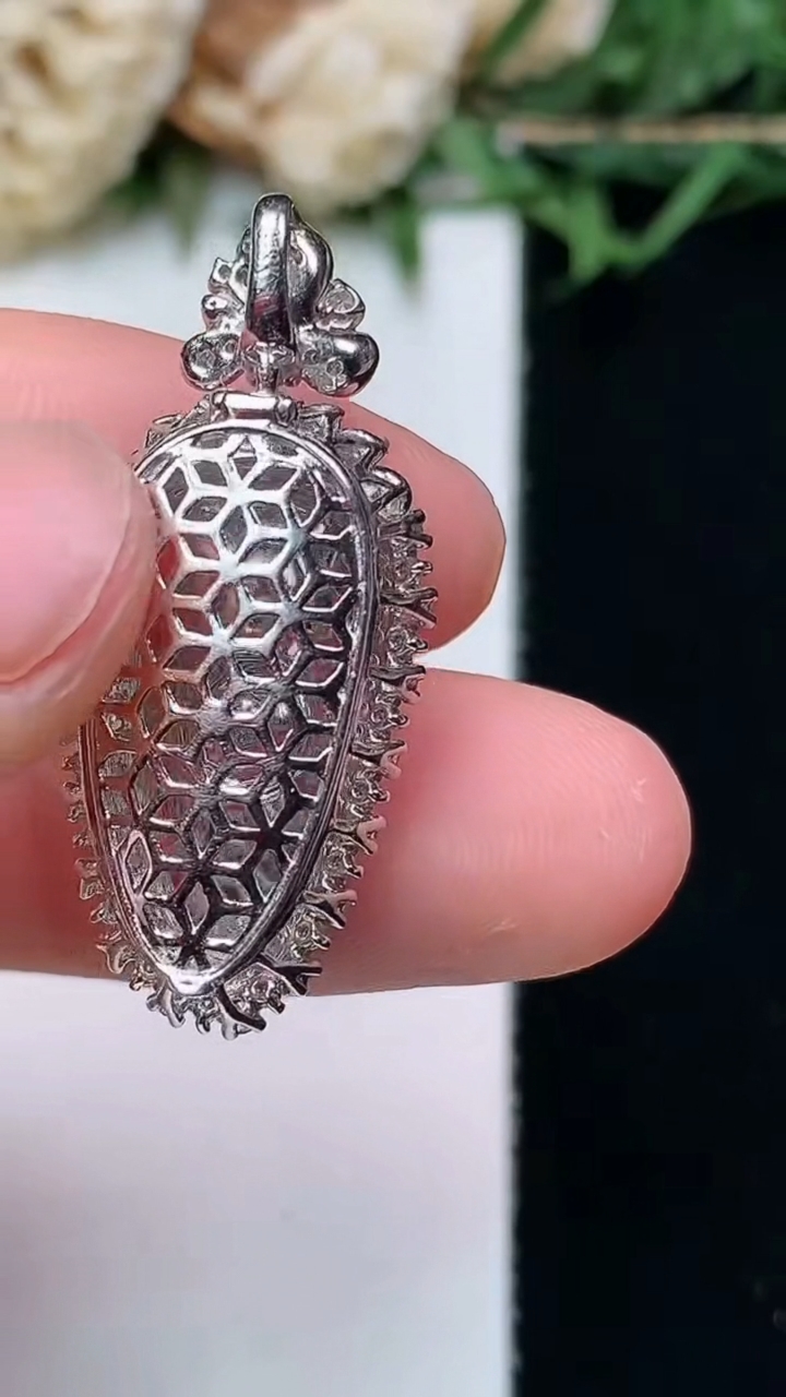 天然A货翡翠金枝玉叶 叶子吊坠，尺寸30.9-13.5-10，裸石18.2-8.8，重量:4.30g
4月15日