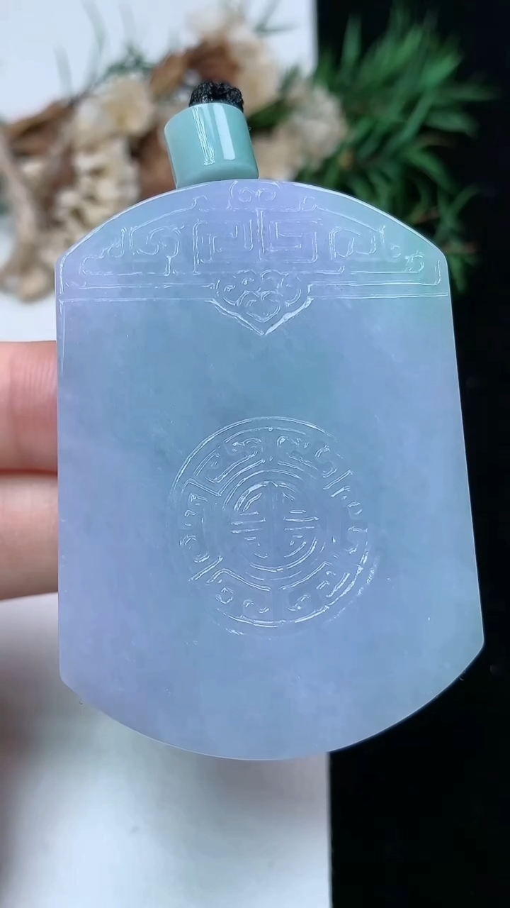 天然A货翡翠春带彩 紫罗兰仿古无事牌吊坠，尺寸51.9-38.3-12.3，重量:72.82g
4月