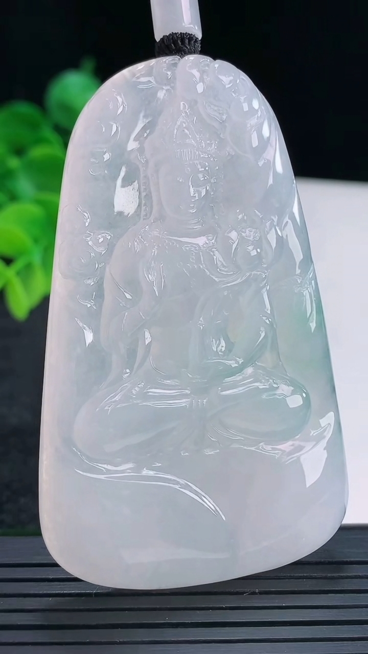 天然A货翡翠飘花大势至菩萨吊坠尺寸68.9-41.9-7.2重量:47.69g
4月15日