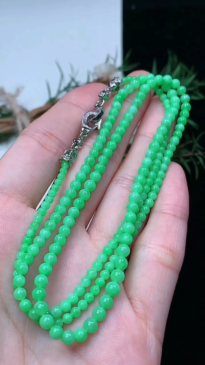 天然A货翡翠小米珠项链，尺寸3.9-195颗，重量:11.20g4月15日
工厂直销收藏佳品,种好水足，色泽均匀，有种有色，上手高大气！