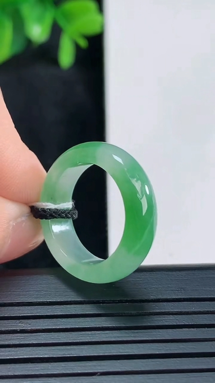 天然A货翡翠指环戒指尺寸16.2-5.7-3重量:3.46g2026年4月15日
工厂直销收藏佳品,种好水足，色泽均匀，有种有色，上手高大气！