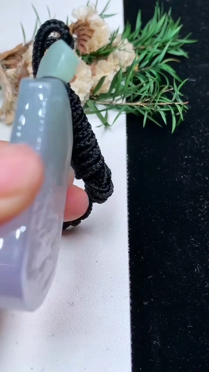 天然A货翡翠春带彩 紫罗兰生肖马牌吊坠，尺寸51.7-37.8-10.8，重量:52.00g
4月15日