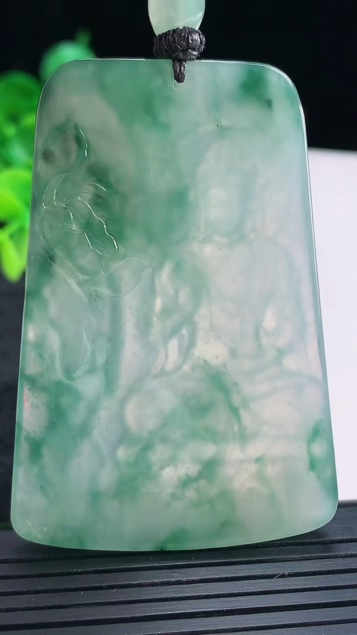 天然A货翡翠飘花大势至菩萨吊坠尺寸65-44.2-4.8重量:39.53g
4月15日