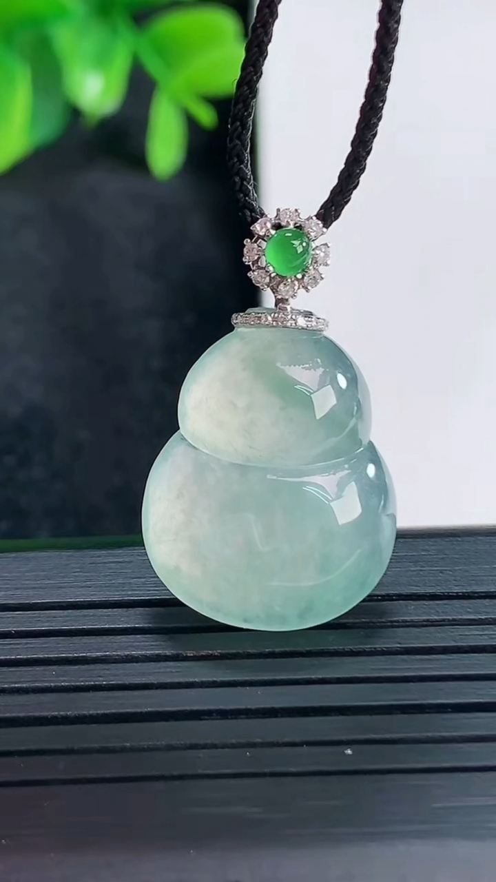 天然A货翡翠葫芦吊坠尺寸28.2-17.6-5.4重量:2.67g
4月15日