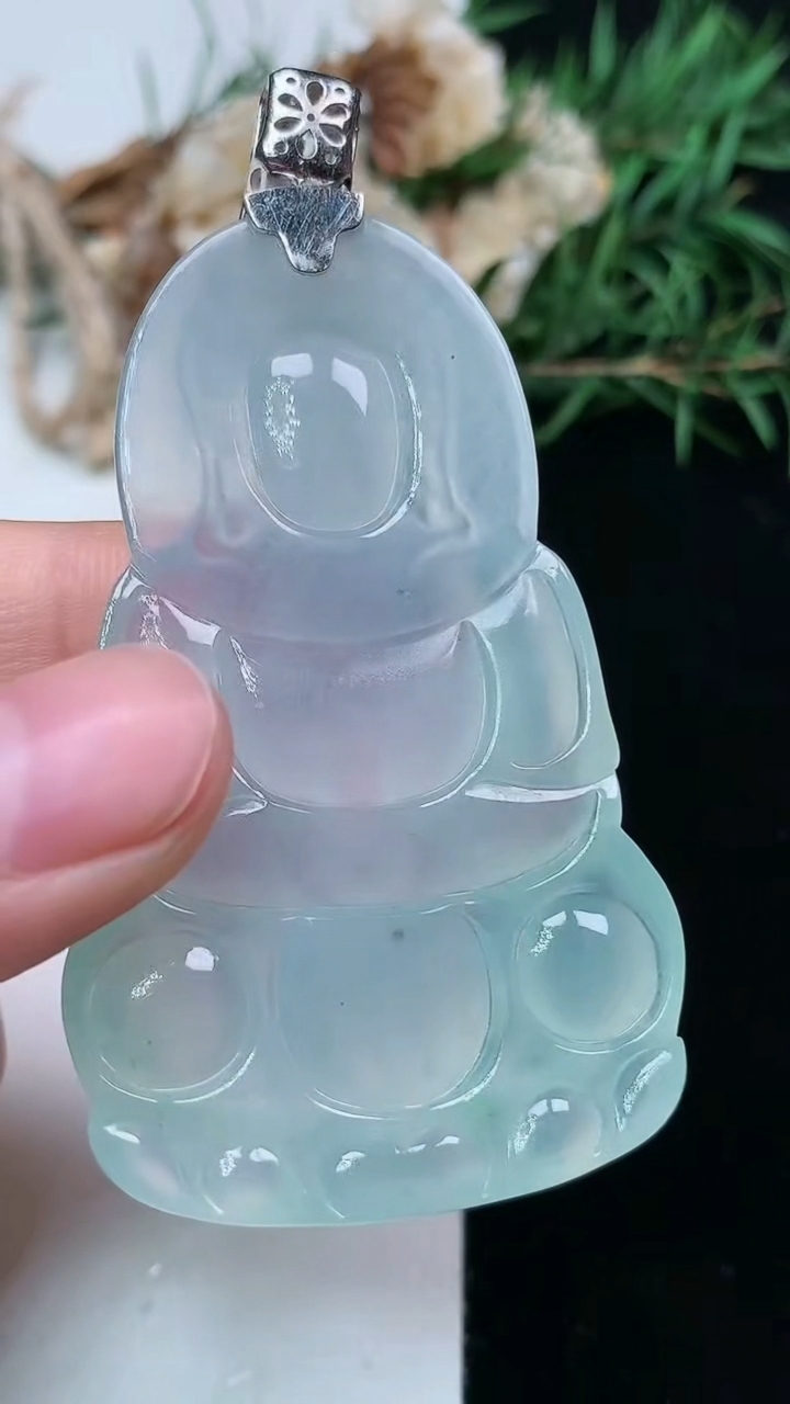 天然A货翡翠白冰观音菩萨吊坠，尺寸58.2-35.4-6，重量:24.04g
4月15日