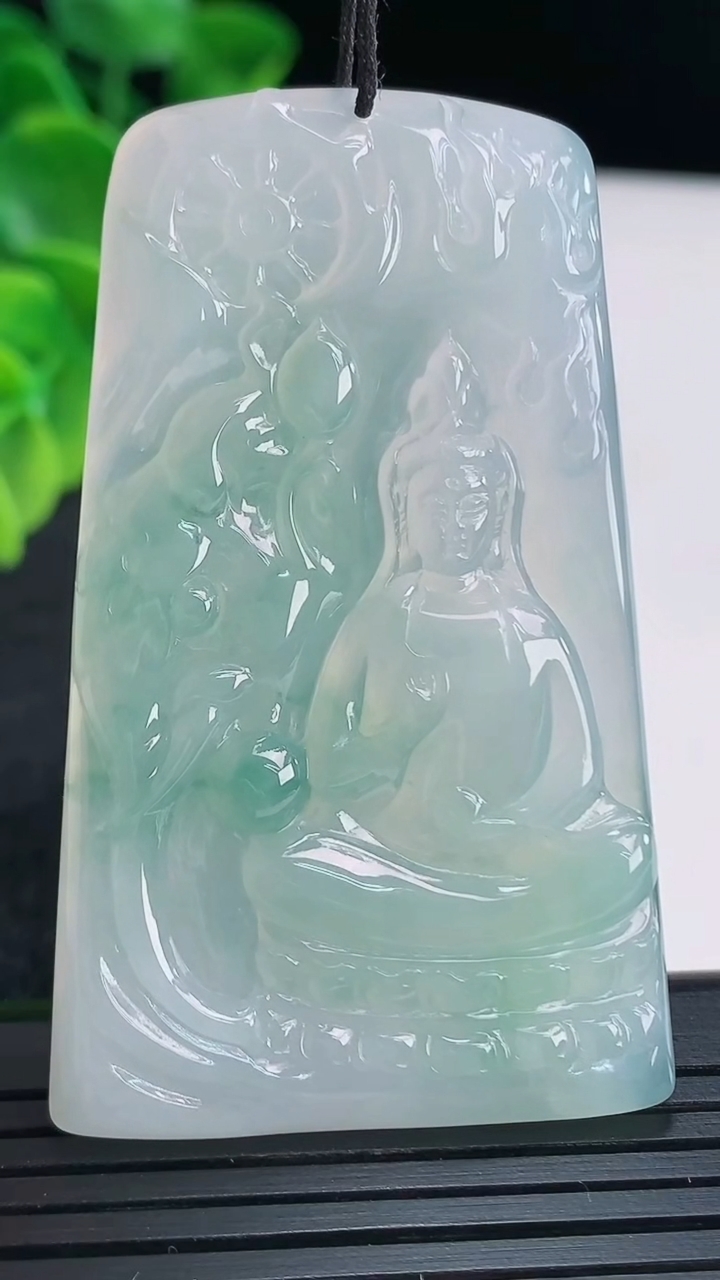 天然A货翡翠飘花观音菩萨吊坠尺寸58.1-35-4.4重量:23.43g
4月15日