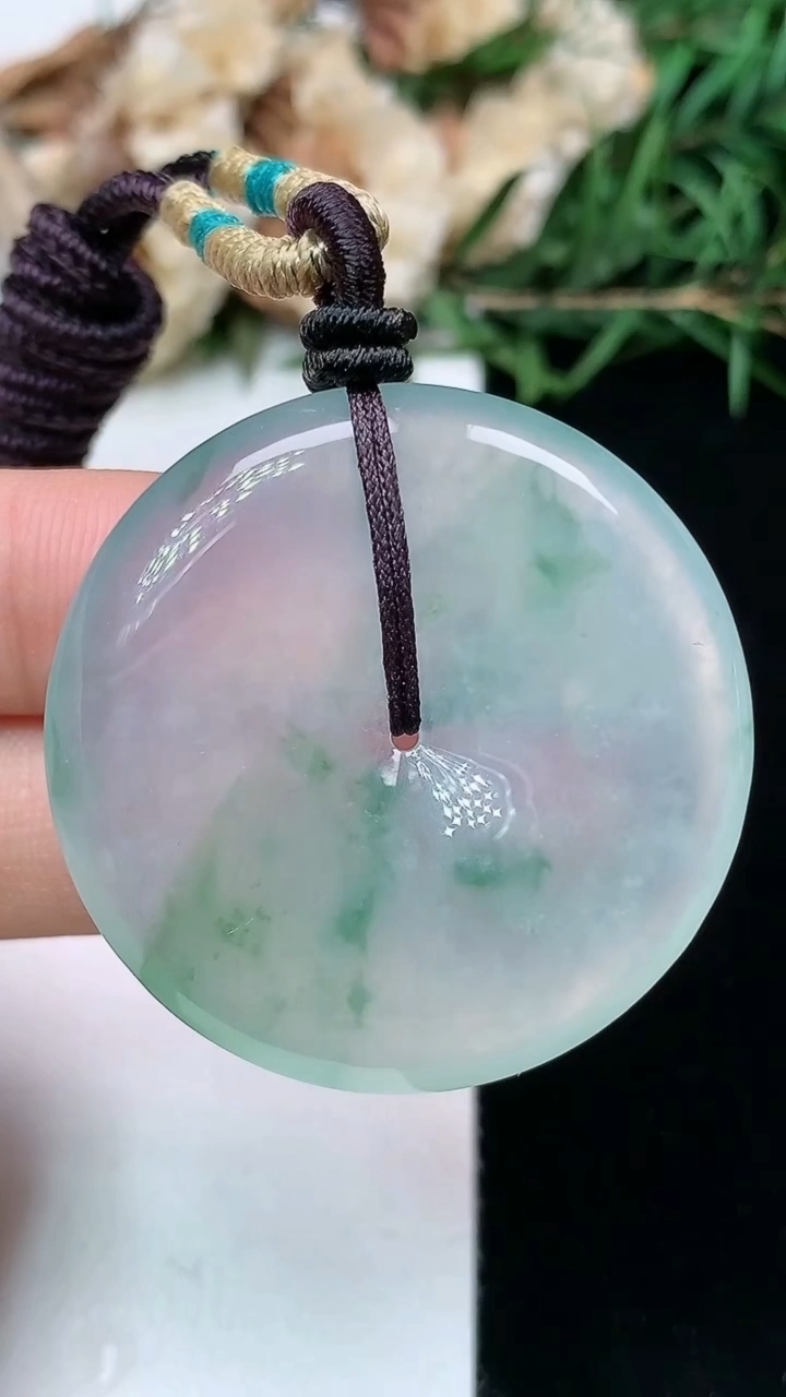 天然A货翡翠平安扣吊坠，尺寸35.9-6.2，重量:18.60g
4月15日