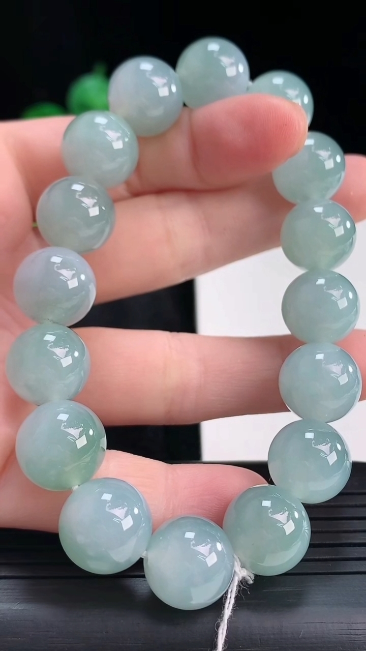 天然A货翡翠圆珠手串尺寸12.5-16颗重量:51.55g4月15日
工厂直销收藏佳品,种好水足，色