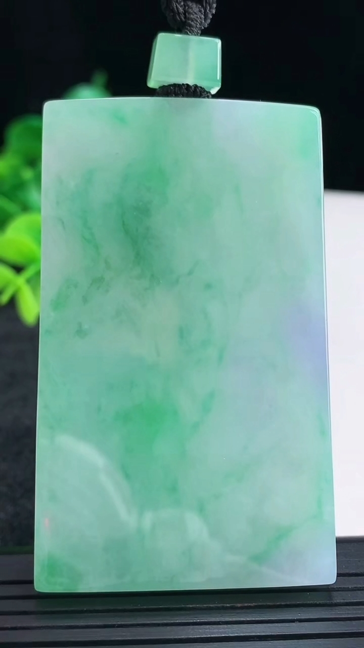 天然A货翡翠无事牌吊坠尺寸67.1-40.4-6.1重量:61.92g
4月15日