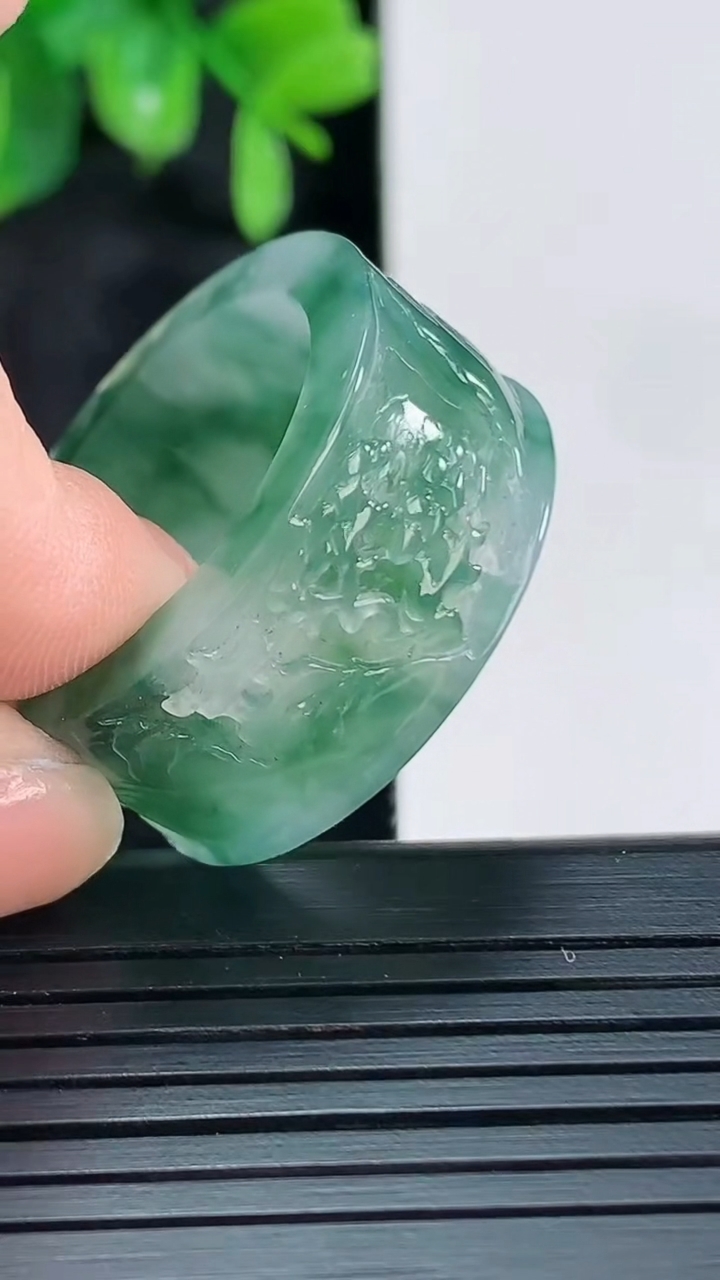 天然A货翡翠指环扳指尺寸21.3-12.5-3.7重量:11.25g2026年4月15日
工厂直销收藏佳品,种好水足，色泽均匀，有种有色，上手高大气！