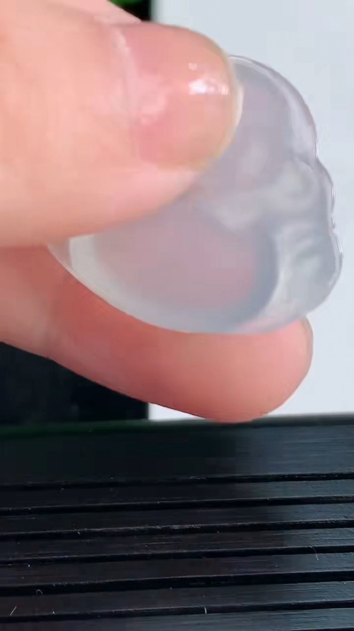 天然A货翡翠佛公吊坠尺寸22.1-24.3-4.8重量:4.58g
4月15日