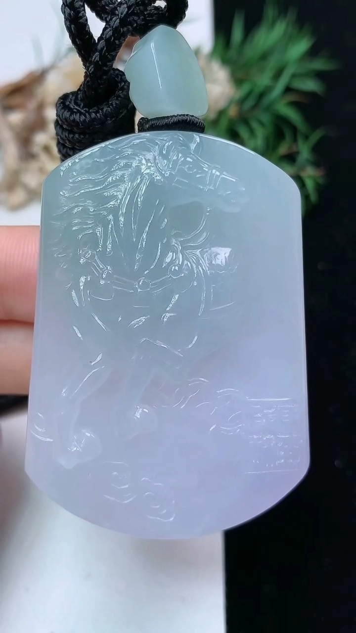 天然A货翡翠春带彩 紫罗兰生肖马牌吊坠，尺寸51.7-37.8-10.8，重量:52.00g
4月15日