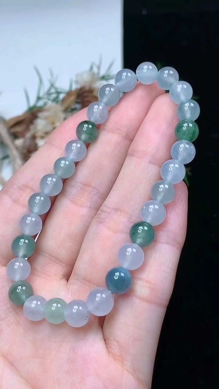 天然A货翡翠双彩圆珠手串，尺寸6.7-28颗，重量:14.89g4月15日
工厂直销收藏佳品,种好水足，色泽均匀，有种有色，上手高大气！