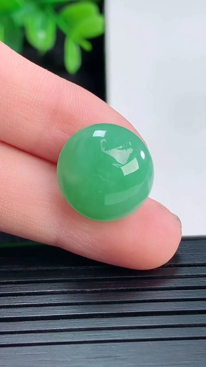 天然A货翡翠蛋面镶嵌件尺寸15.5-8.1重量:3.17g
4月15日