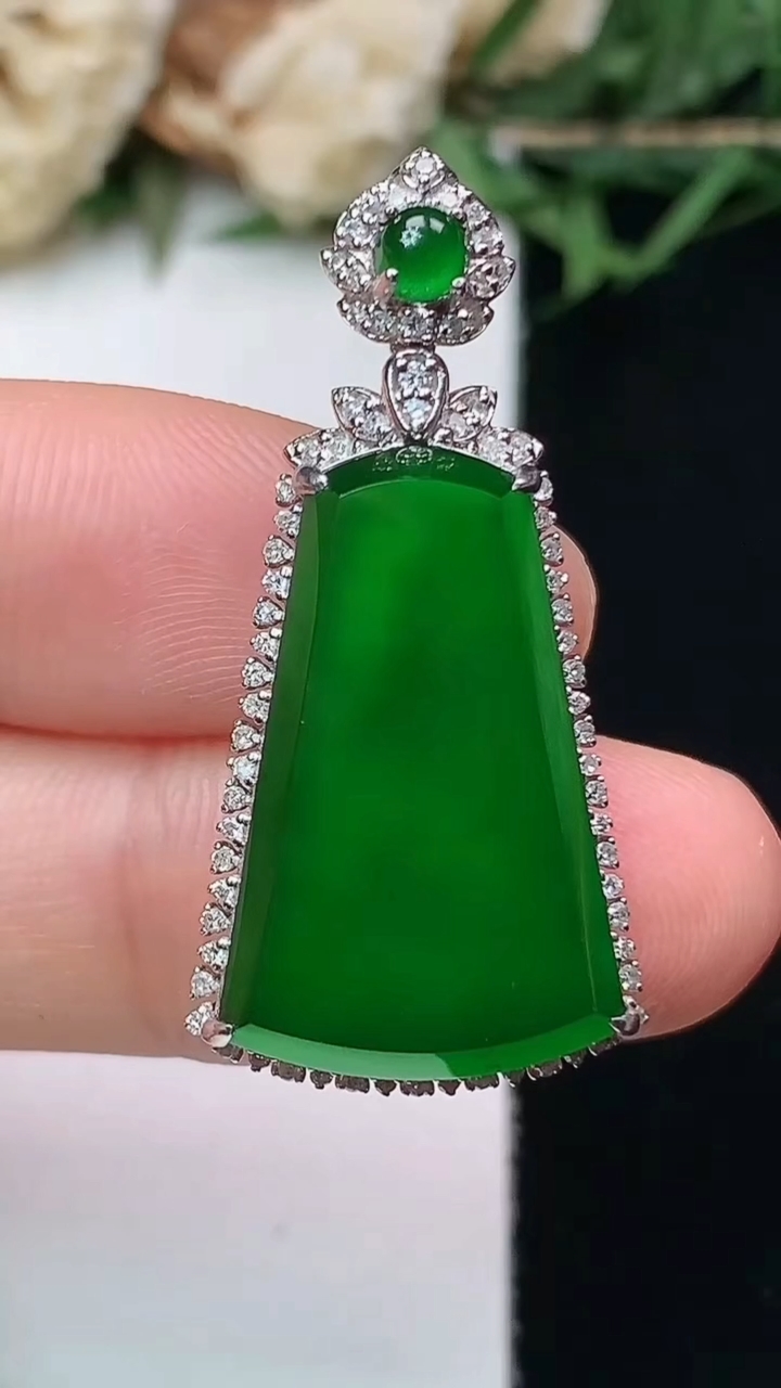 天然A货翡翠无事牌吊坠，尺寸33.4-16.4-7.7，裸石20.8-13.5，重量:4.27g
4