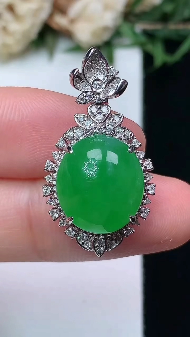 天然A货翡翠蛋面吊坠，尺寸28.2-15.3-10，裸石12.8-11.5
4月15日，重量:4.2