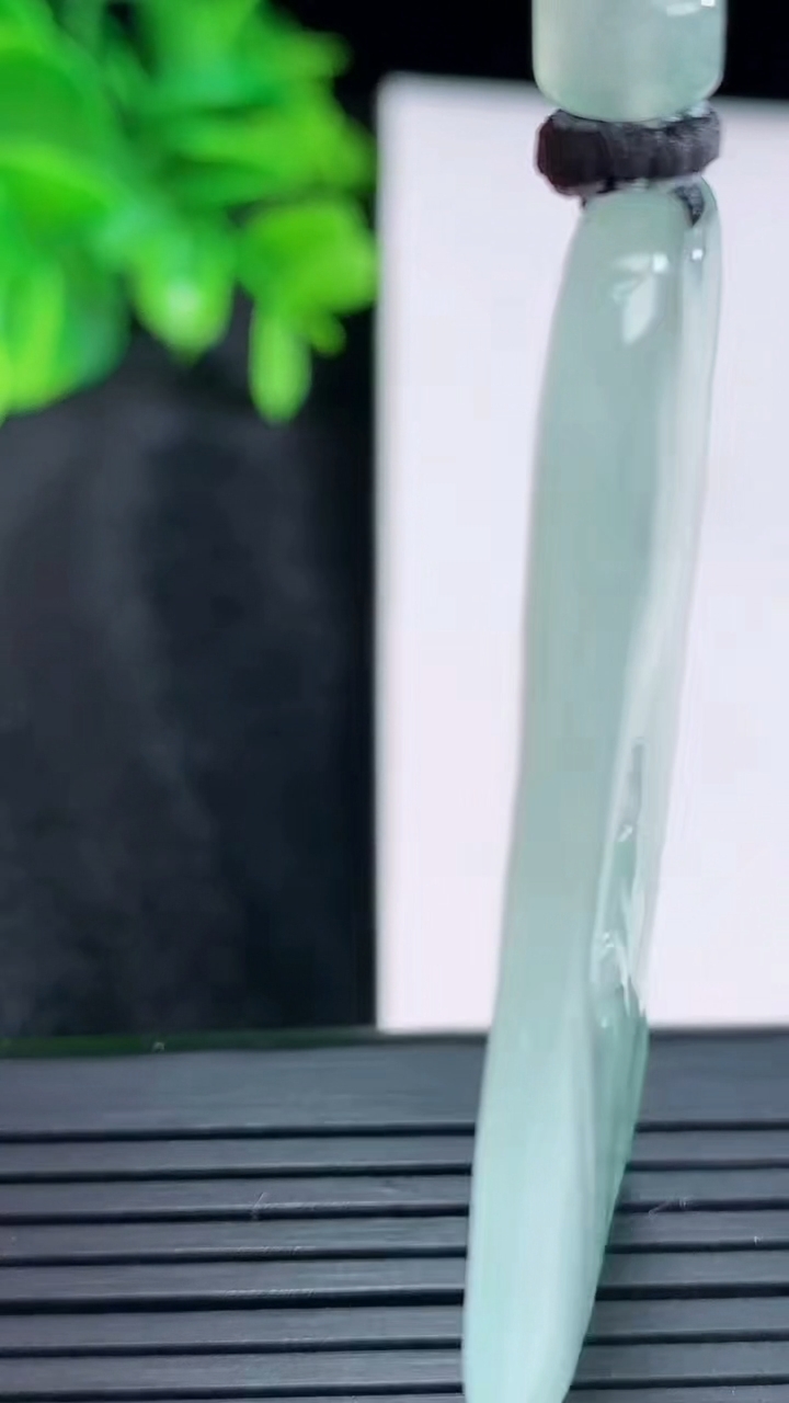 天然A货翡翠无相观音吊坠尺寸53.8-22.7-4.6重量:17.94g
4月15日