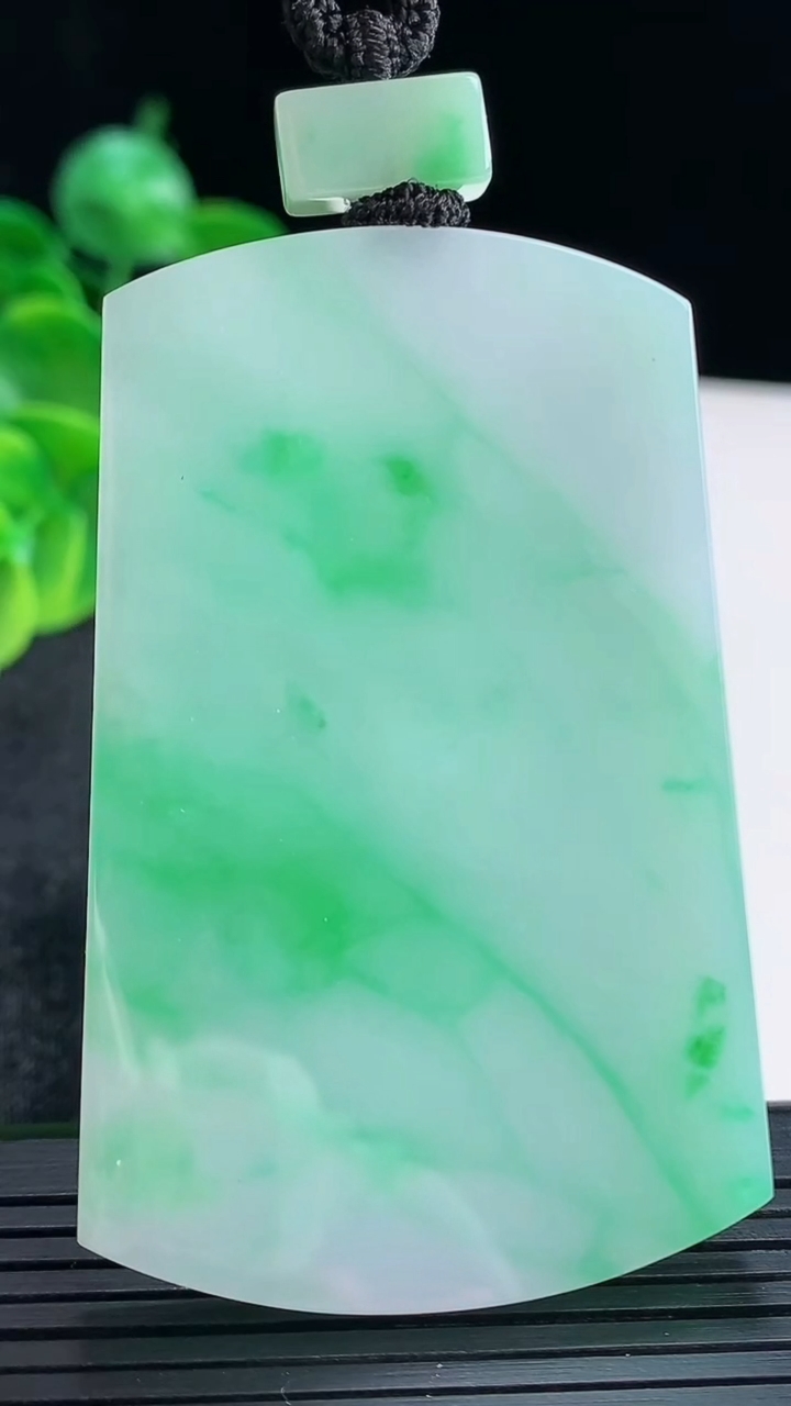 天然A货翡翠无事牌吊坠尺寸62.6-40.4-5.5重量:48.51g
4月15日