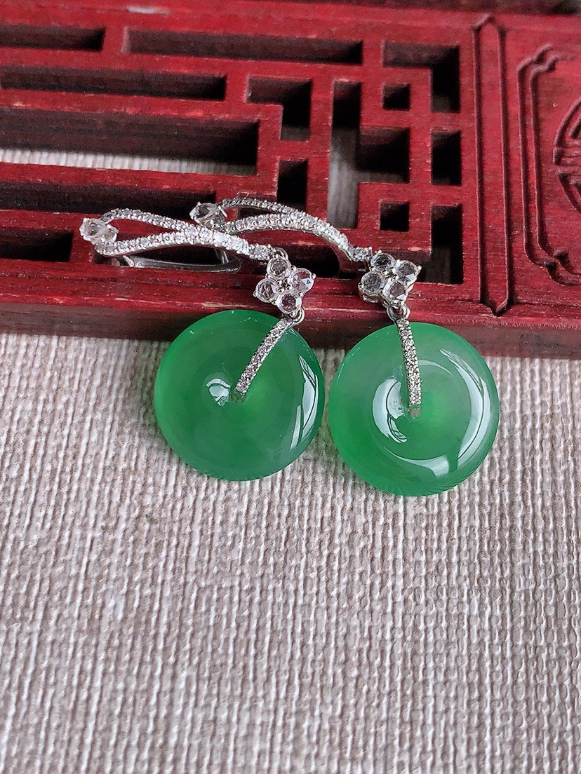 天然A货翡翠18K金伴钻镶嵌满绿平安扣耳坠 
尺寸13.6-3.2mm 重量4.42g 0414