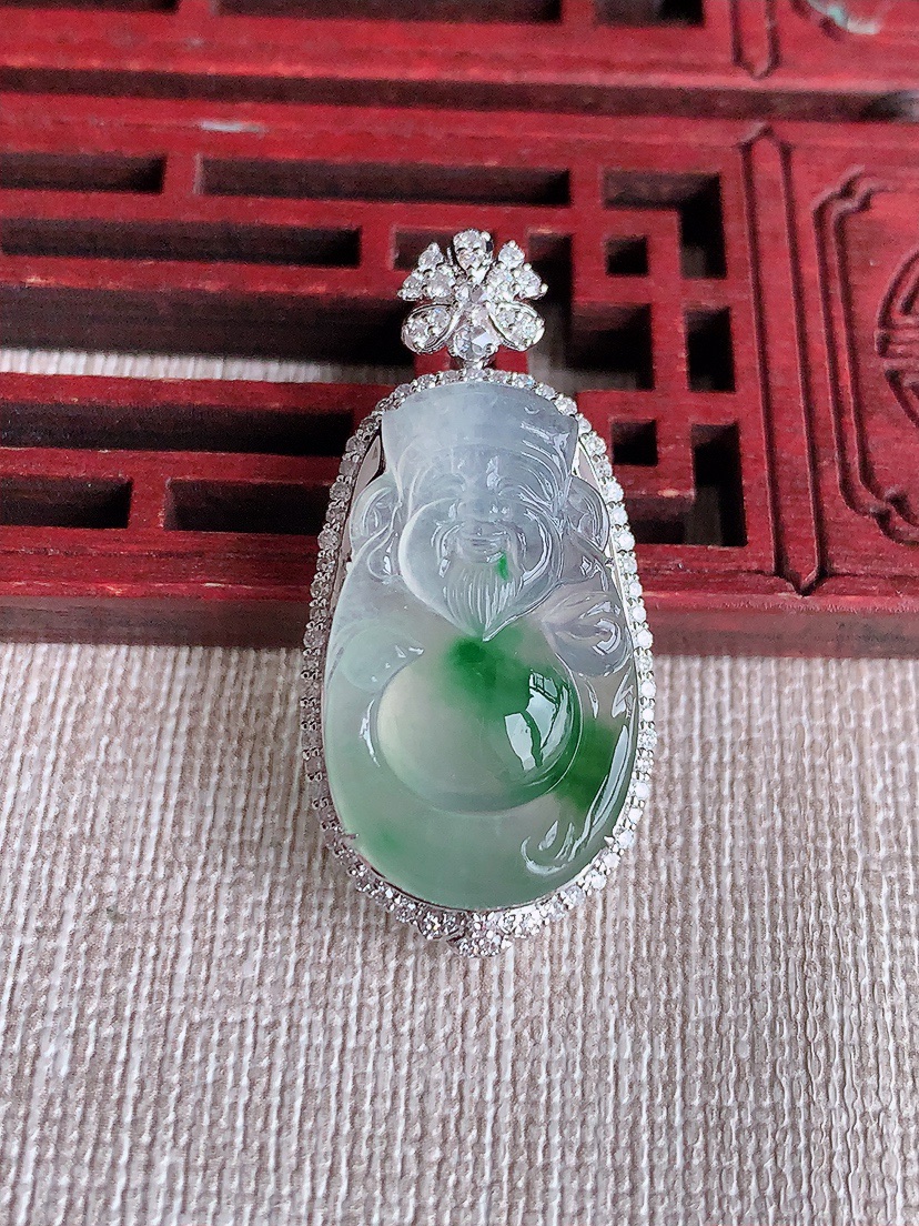 天然A货翡翠18K金伴钻镶嵌飘绿财神爷吊坠 
尺寸36.3-17.2-10.2裸石25-14.8mm