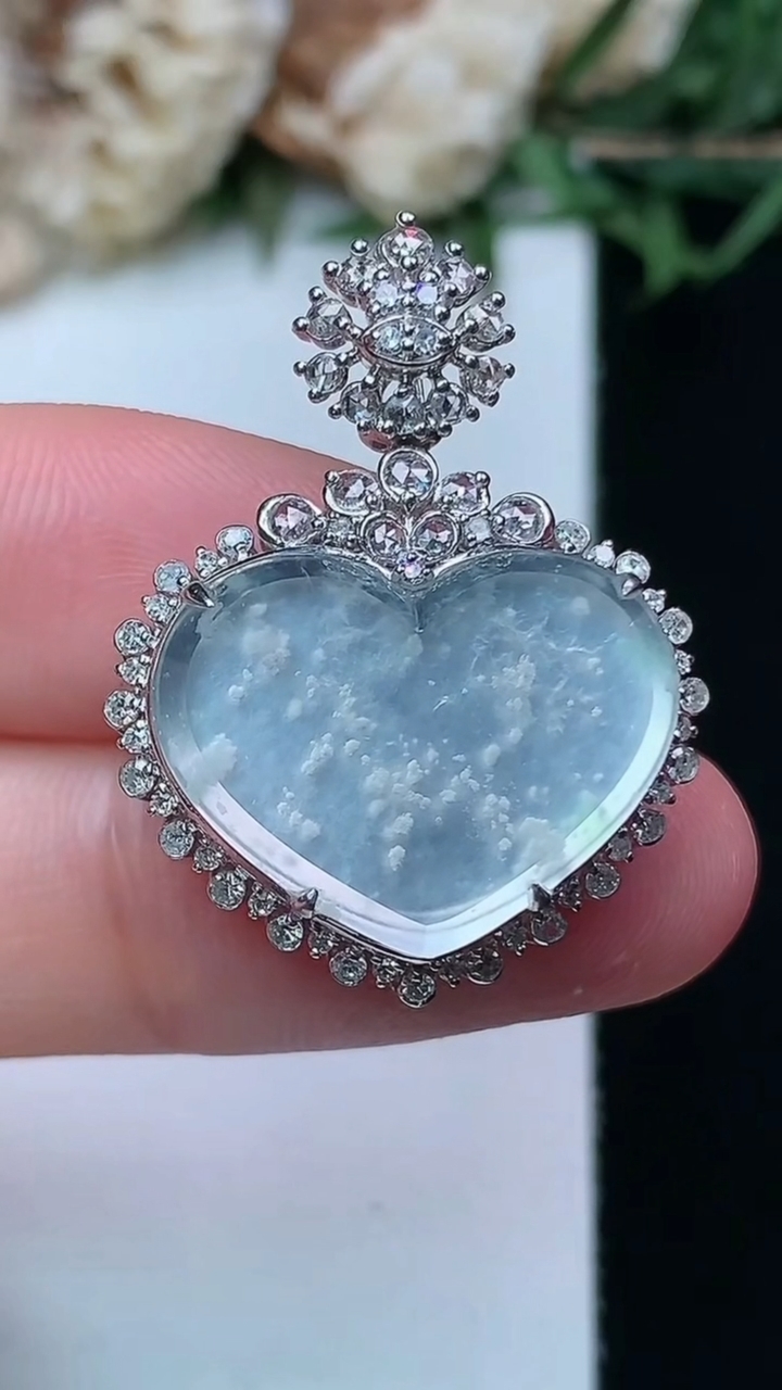 天然A货翡翠白冰爱心吊坠，尺寸29.2-22-7.8，裸石14-18.9，重量:4.52g
4月15