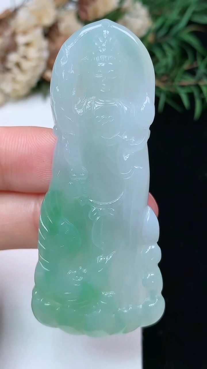 天然A货翡翠虚空藏观音菩萨吊坠，尺寸61.5-26.6-5.8，重量:18.96g
4月15日