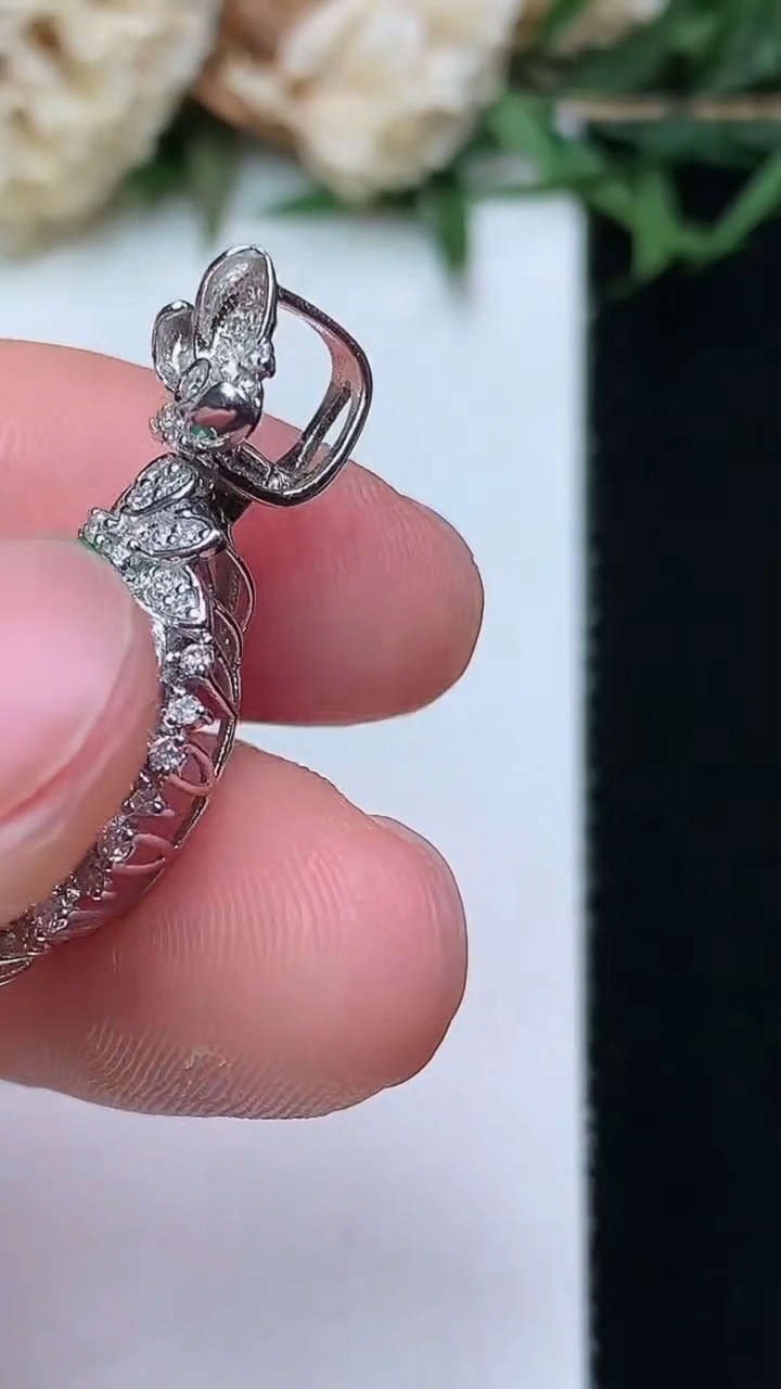 天然A货翡翠蛋面吊坠，尺寸28.2-15.3-10，裸石12.8-11.5
4月15日，重量:4.29g