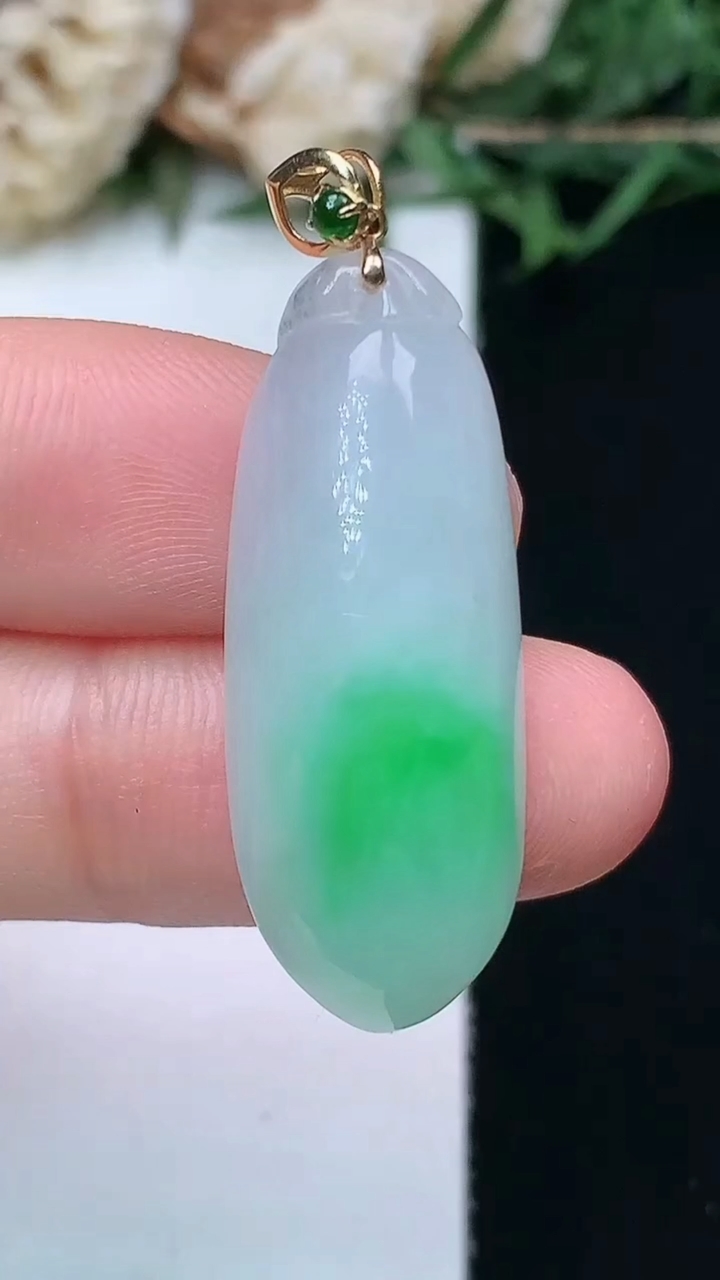 天然A货翡翠福瓜吊坠，尺寸31.3-12-7.5，重量:5.52g
4月15日