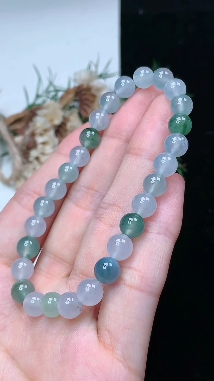 天然A货翡翠双彩圆珠手串，尺寸6.7-28颗，重量:14.89g4月15日
工厂直销收藏佳品,种好水足，色泽均匀，有种有色，上手高大气！