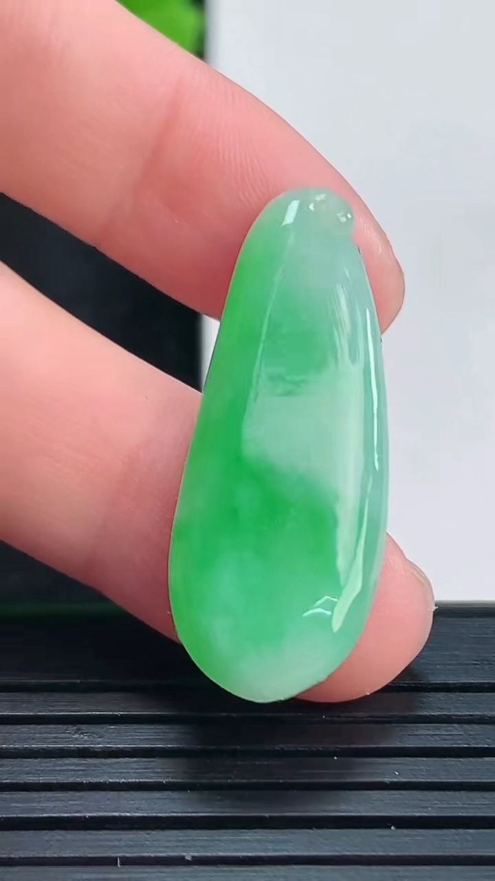 天然A货翡翠福瓜镶嵌件尺寸33.3-12.4-2.8重量:2.80g
4月15日