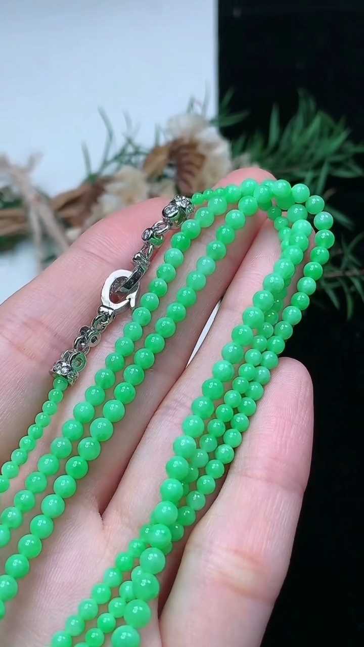 天然A货翡翠小米珠项链，尺寸3.9-195颗，重量:11.20g4月15日
工厂直销收藏佳品,种好水足，色泽均匀，有种有色，上手高大气！