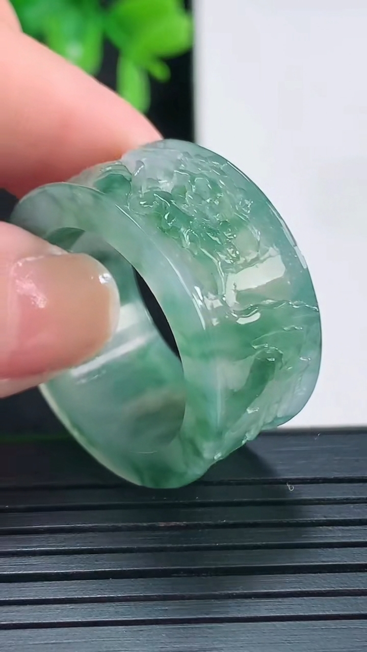 天然A货翡翠指环扳指尺寸21.3-12.5-3.7重量:11.25g2026年4月15日
工厂直销收藏佳品,种好水足，色泽均匀，有种有色，上手高大气！