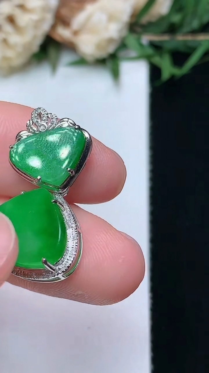 天然A货翡翠水滴吊坠，尺寸25-15.2-5，裸石10.7-13.5，重量:2.28g
4月15日，重量:2.28g