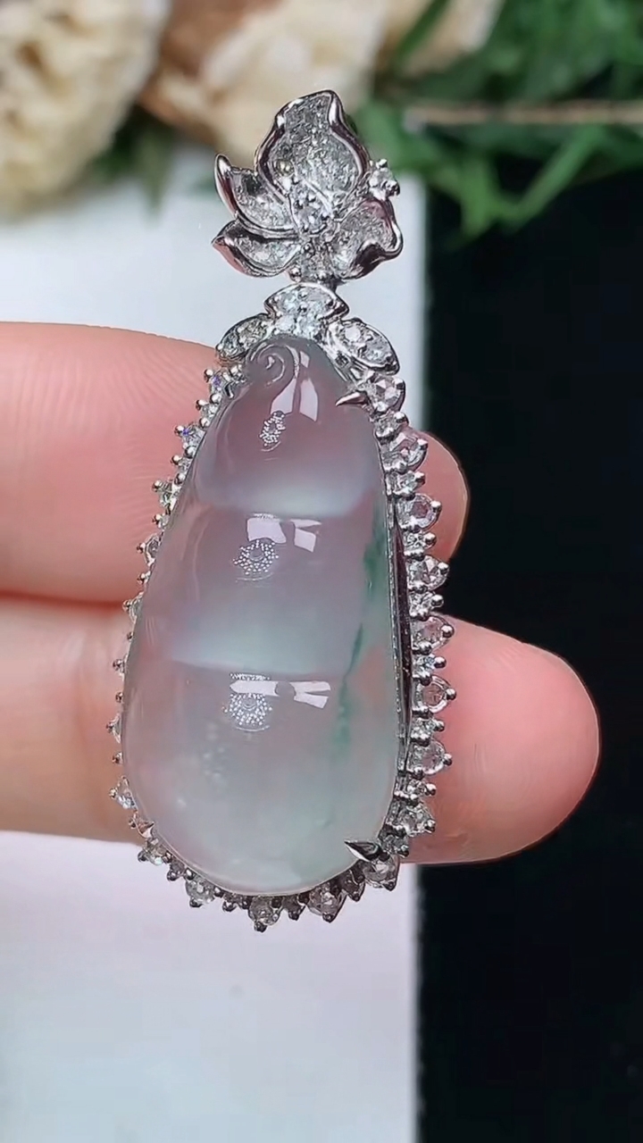 天然A货翡翠飘花福豆吊坠，尺寸38-16.2-10.6，裸石24.8-12.6，重量:5.68g
4月15日