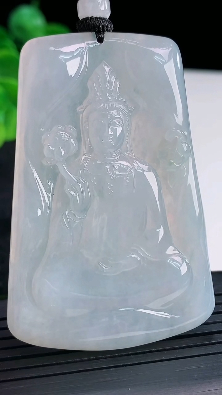 天然A货翡翠大势至菩萨吊坠尺寸63-42.2-5.5重量:37.07g
4月15日