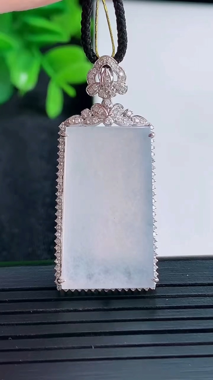 天然A货翡翠种白冰无事牌吊坠尺寸39.8-17.4-7.7裸石26.4-14.9重量:8.80g
4