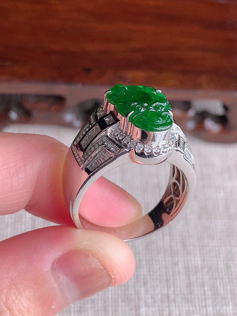 天然A货翡翠18K金伴钻镶嵌满绿龙牌戒指 圈口19裸石
尺寸14-9.8mm 重量7.66g 041