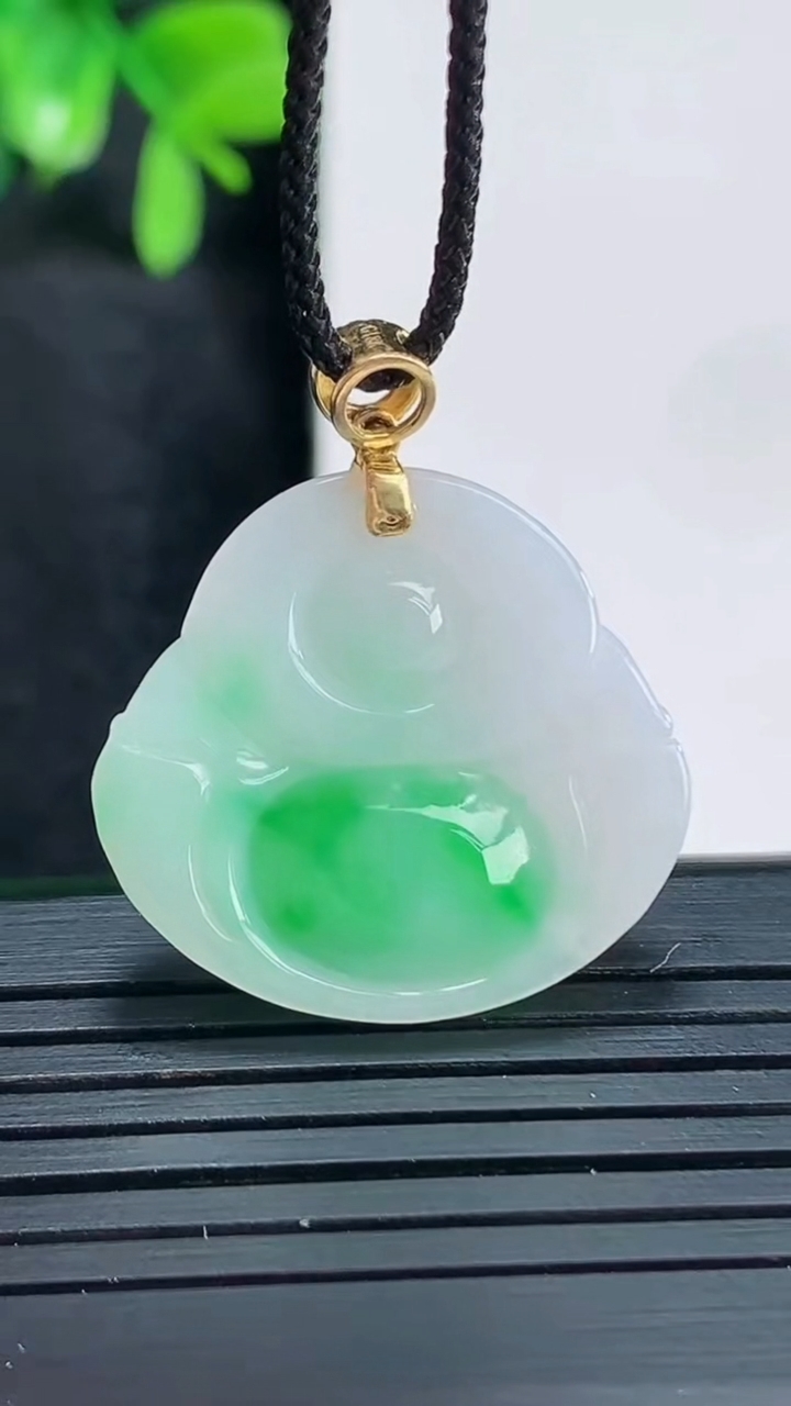 天然A货翡翠佛公吊坠尺寸23.9-25.8-5.4重量:5.75g
4月15日