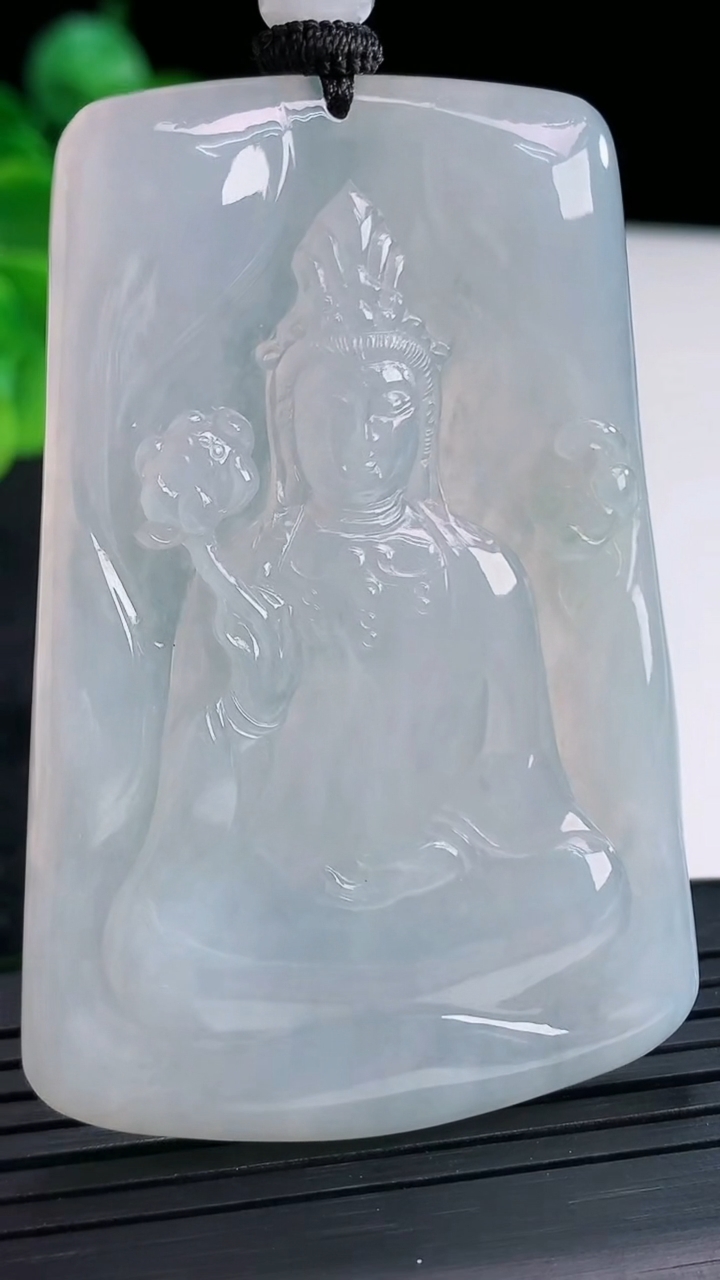 天然A货翡翠大势至菩萨吊坠尺寸63-42.2-5.5重量:37.07g
4月15日
