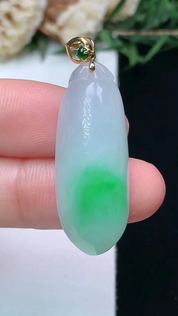 天然A货翡翠福瓜吊坠，尺寸31.3-12-7.5，重量:5.52g
4月15日