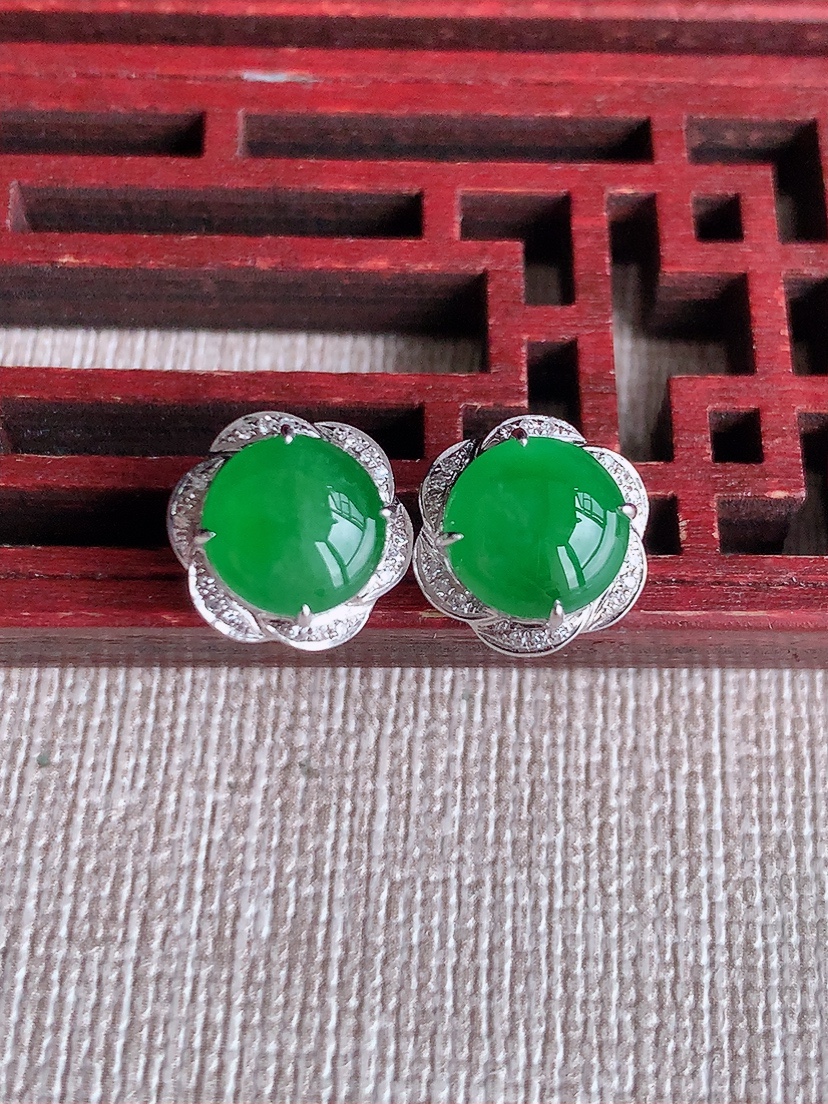 天然A货翡翠18K金伴钻镶嵌阳绿蛋面耳钉 
尺寸7.5mm 重量2.96g 0414