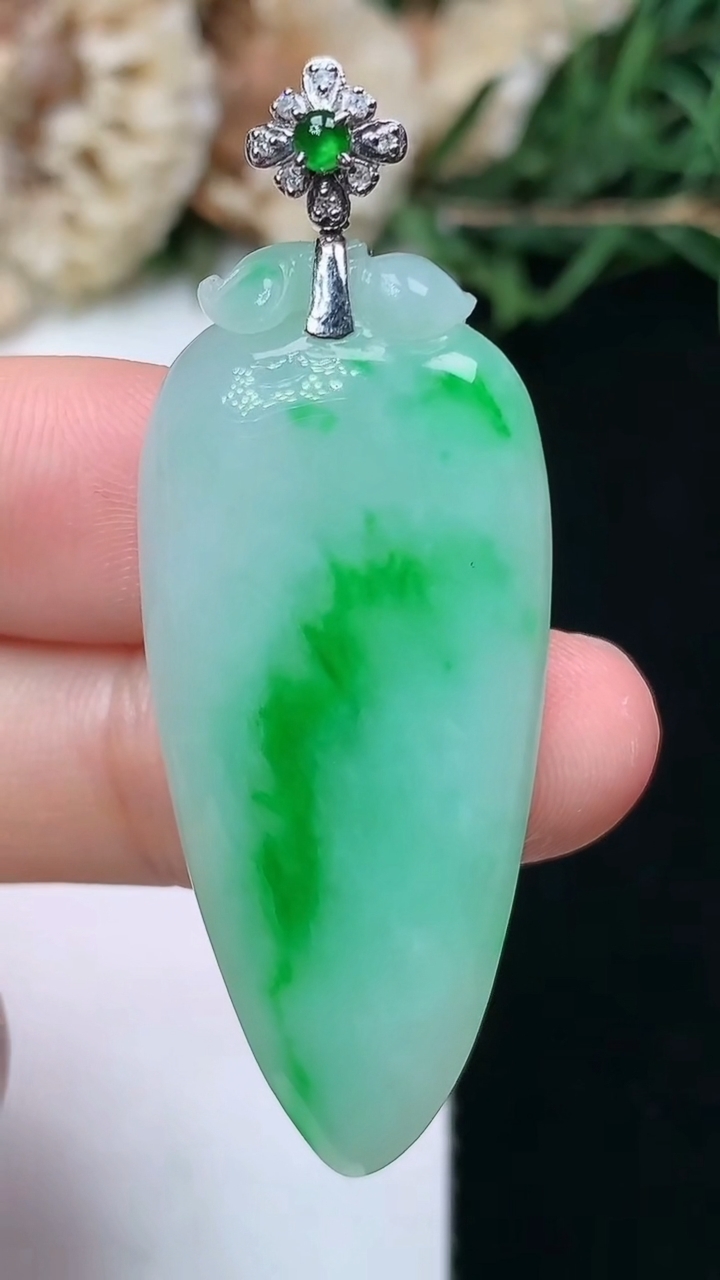 天然A货翡翠福瓜吊坠，尺寸41-18-5，重量:7.55g
4月15日