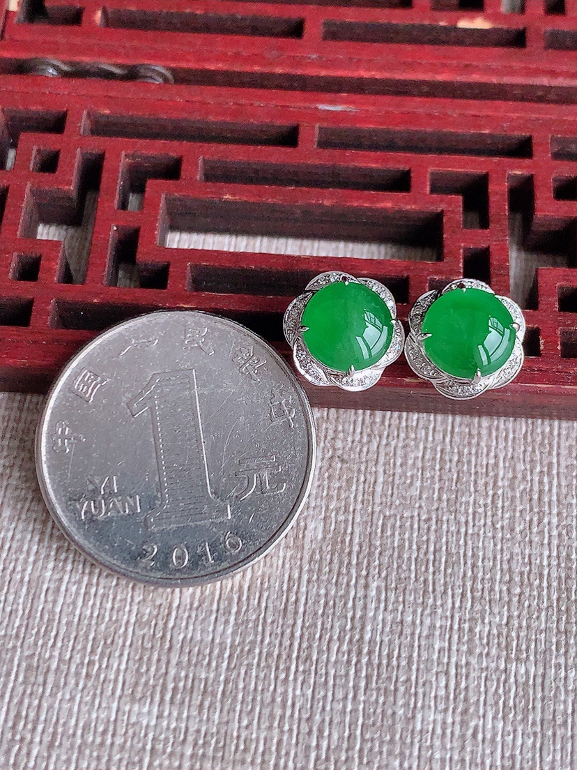 天然A货翡翠18K金伴钻镶嵌阳绿蛋面耳钉 
尺寸7.5mm 重量2.96g 0414