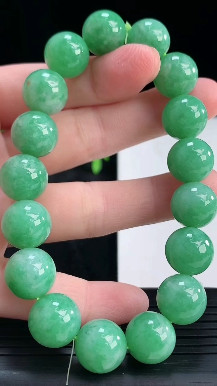 天然A货翡翠圆珠手串尺寸11.7-17颗重量:49.17g4月15日
工厂直销收藏佳品,种好水足，色